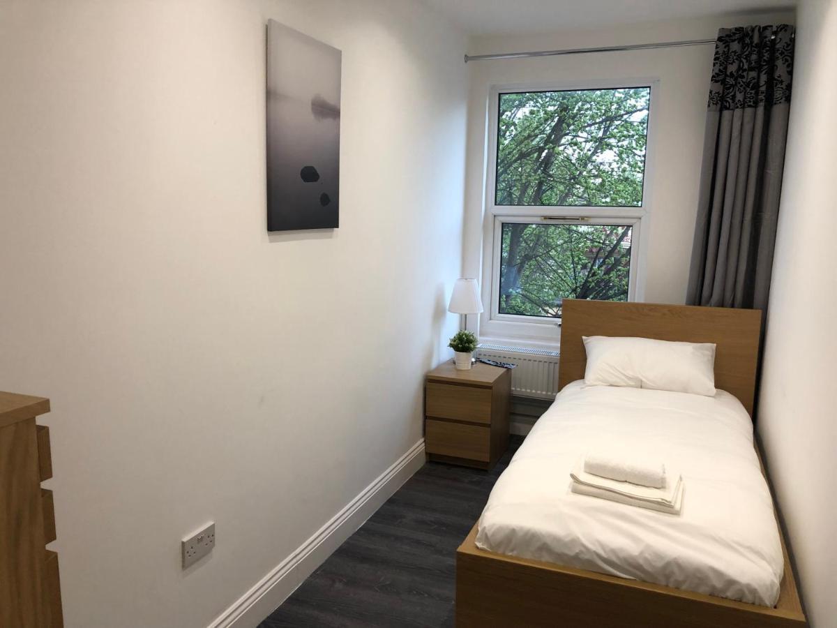 The Broadway Hotel - London Heathrow Southall Bagian luar foto