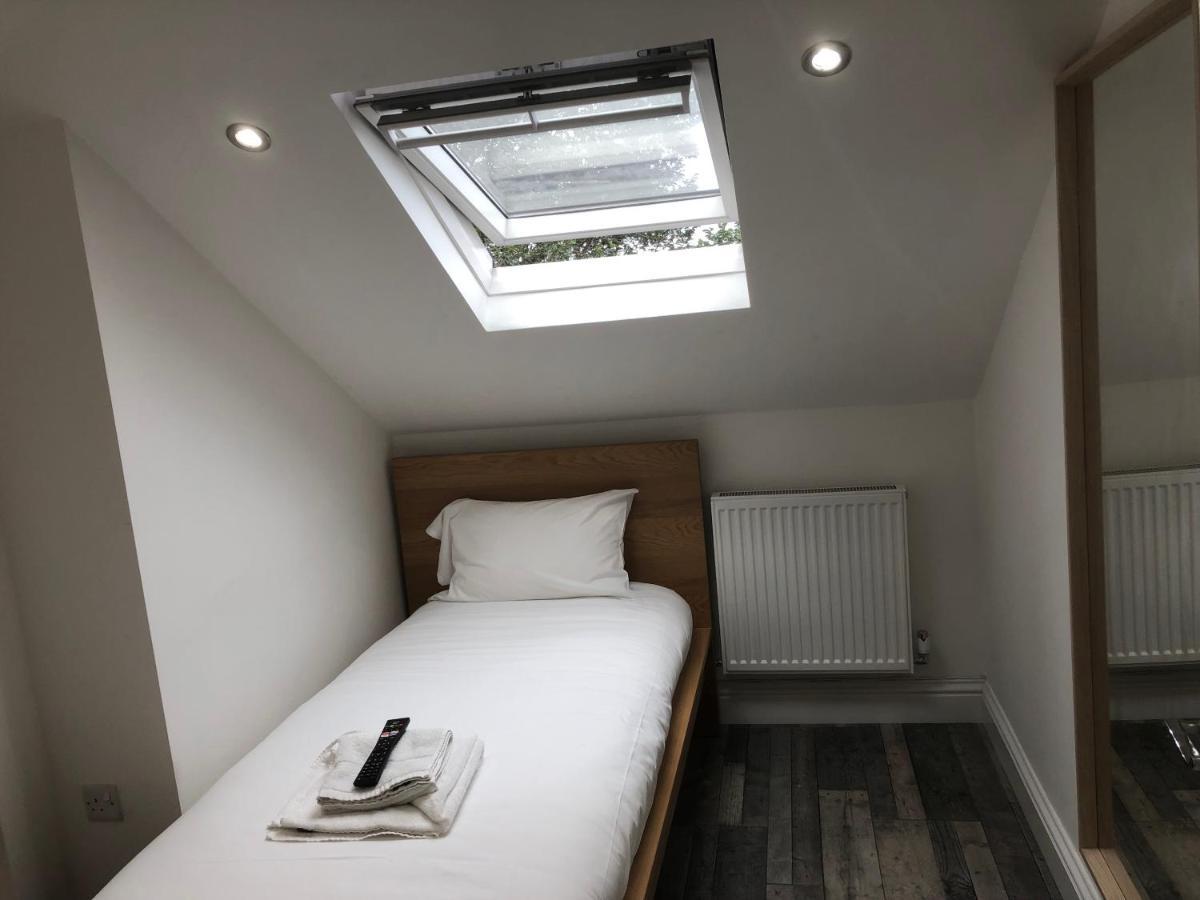 The Broadway Hotel - London Heathrow Southall Bagian luar foto