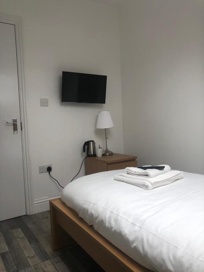 The Broadway Hotel - London Heathrow Southall Bagian luar foto