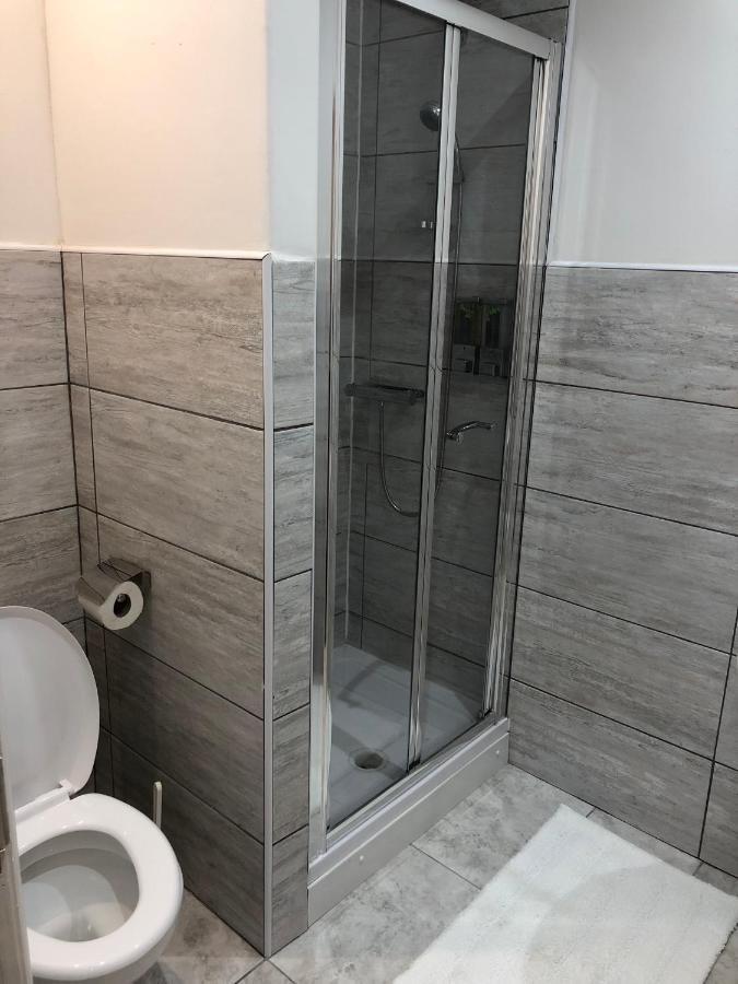 The Broadway Hotel - London Heathrow Southall Bagian luar foto