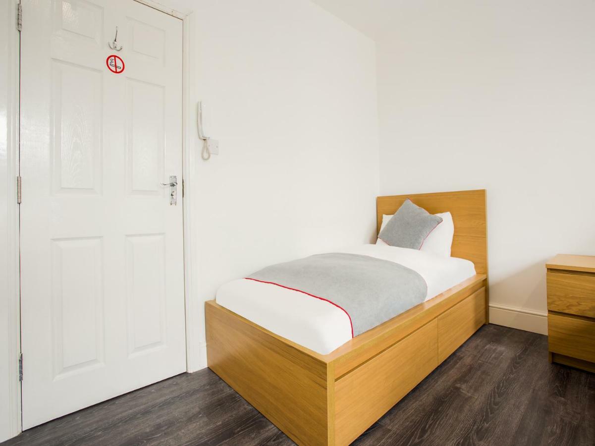 The Broadway Hotel - London Heathrow Southall Bagian luar foto