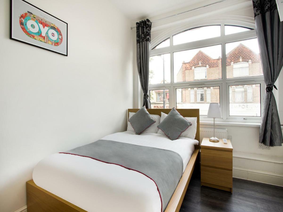 The Broadway Hotel - London Heathrow Southall Bagian luar foto