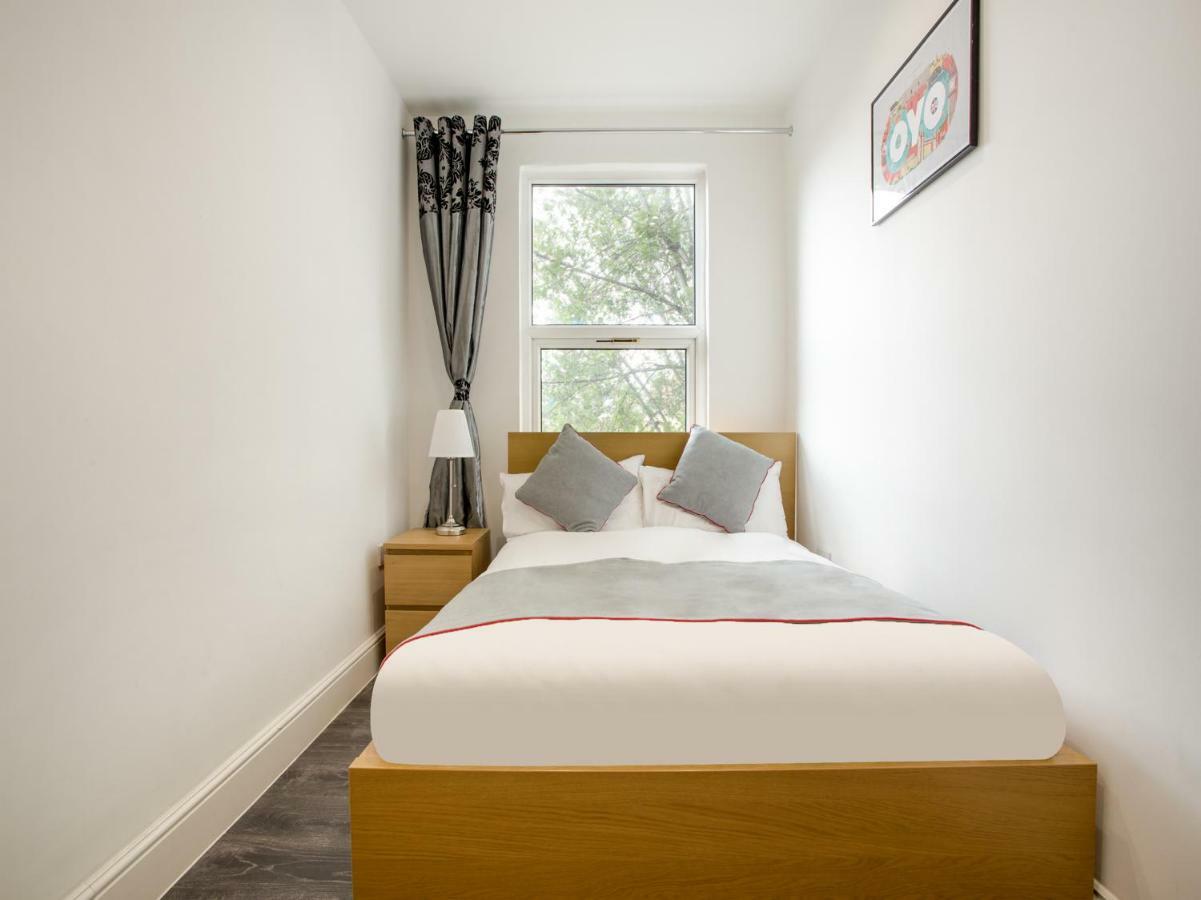 The Broadway Hotel - London Heathrow Southall Bagian luar foto