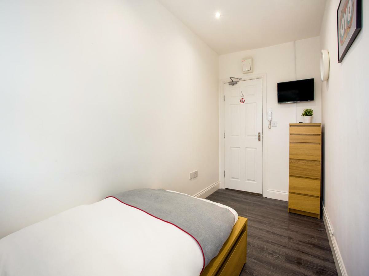 The Broadway Hotel - London Heathrow Southall Bagian luar foto
